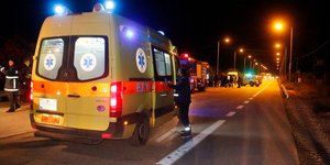 Ασθενοφόρο του ΕΚΑΒ σε δρόμο για τροχαίο τη νύχτα