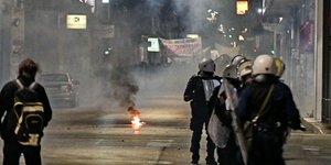 ΜΑΤ απέναντι σε αντιεξουσιαστές σε δρόμο της Πάτρας