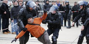 Αστυνομικοί διαδηλωτής