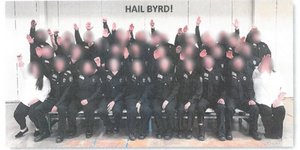 Αστυνομικοί χαιρετούν ναζιστικά