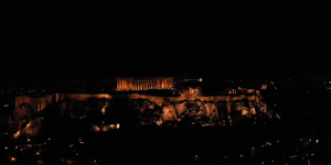 Η νυχτερινή χριστουγεννιάτικα στολισμένη Αθήνα από ψηλά