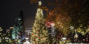 Το δέντρο στην πλατεία Συντάγματος μετά τη φωταγώγηση