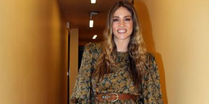 Η Αθηνά Οικονομάκου με εμπριμέ φόρεμα