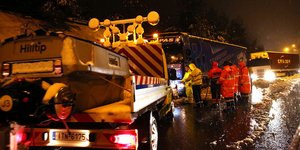 Νταλίκες δίπλωσαν στα δύο στην Αθηνών-Λαμίας 