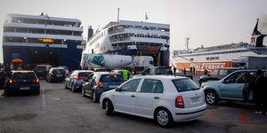 αυτοκινητα στο λιμάνι