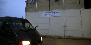Αυτοκίνητο έξω από τη ΒΙΑΛ