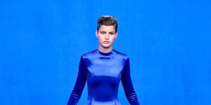 μοντέλο με μπλε φόρεμα στο σόου του οίκου Balenciaga