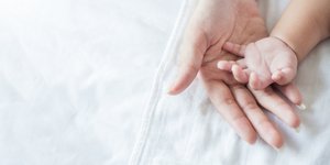 γέννηση, χέρι γυναίκα μωρό