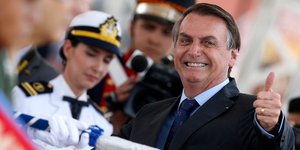 Ο Ζαϊρ Μπολσονάρου κάνει σήμα και χαμογελά