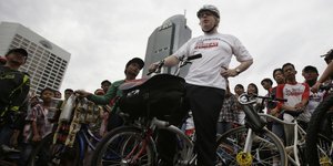 Μπόρις Τζόνσον με ποδήλατο