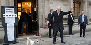 Ο Μπόρις Τζόνσον με το σκυλί του και στελέχη των Τόρις