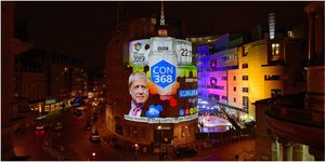 Σαρωτκή νίκη Τζόνσον δείχνουν τα exit poll στη Βρετανία