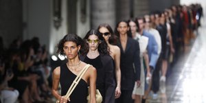 μοντέλα περπατούν στο σόου του οίκου Bottega Veneta