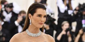 Η Μπρουκ Σιλντς με μπλε στράπλες φόρεμα