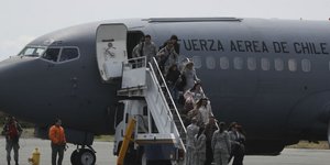 Συγγενείς των αγνοουμένων που επέβαιναν στο C-130 σε στρατιωτική βάση της Χιλής