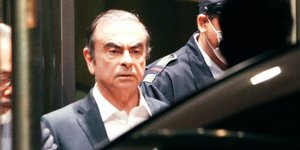 Ο Κάρλος Γκοσν συνοδεύεται από αστυνομικό