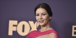 H Κάθριν Ζέτα Τζόουνς με φούξια τουαλέτα