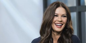 Η Κάθριν Ζέτα Τζόουνς χαμογελά