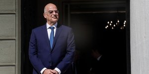 Ο Νίκος Δένδιας έξω από το υπουργείο Εξωτερικών