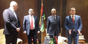 Ο Νίκος Δένδιας στη Λιβύη με τον στρατηγό Χαφτάρ και αξιωματούχους