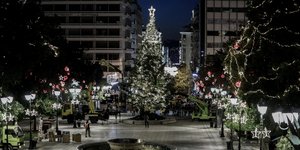 Φωτίστηκε το δέντρο στην Αθήνα