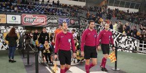 Διαιτητές μπαίνουν στον αγωνιστικό χώρο του ΟΑΚΑ