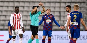 Διαιτητής σε αγώνα Super League