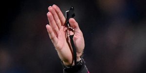 Σφυρίχτρα σε χέρι διαιτητή