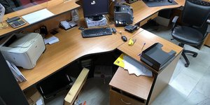 Συρτάρια στο πάτωμα και ζημιές στο δημαρχείο Αχαρνών