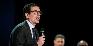Ο Δημήτρης Καιρίδης με μικρόφωνο