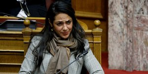 Η Δόμνα Μιχαηλίδου με φουλάρι