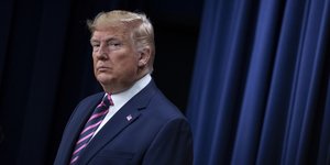 Ο Ντόναλντ Τραμπ με μπλε σακάκι