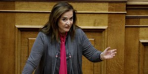 Η Ντόρα Μπακογιάννη στη Βουλή