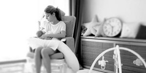 Η Δούκισσα Νομικού θηλάζει την κόρη της 