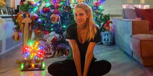 Η Δούκισσα Νομικού μπροστά από το χριστουγεννιάτικο δέντρο της