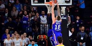 Παίκτης της Εφές καρφώνει τη μπάλα στο ματς με Μακάμπι