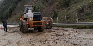 Ηγουμενίτσα: Πελώριος βράχος «προσγειώθηκε» στη μέση της Εγνατίας οδού