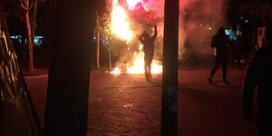 Εξάρχεια: Εκαψαν και το δεύτερο χριστουγεννιάτικο δέντρο