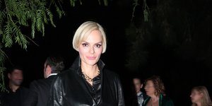 Η Έλενα Χριστοπούλου με δερμάτινο τζάκετ και μαύρο παντελόνι