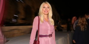 Η Ελένη Μενεγάκη με ροζ φόρεμα