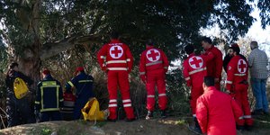 Ανδρες της ΕΜΑΚ και της Πυροσβεστικής κάνουν έρευνες σε αγροτική περιοχή