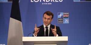 Εμανουέλ Μακρόν με σηκωμένα χέρια