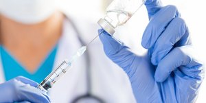 Γιατρός κρατά στα χέρια του ένεσε εμβολίου