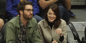 Η ηθοποιός Έμμα Στόουν με τον αρραβωνιαστικό της, Ντέιβ ΜακΚάνι