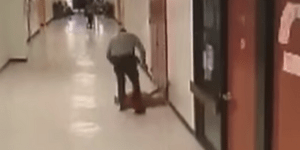 Bίντεο-σοκ: Βίαιη επίθεση σχολικού φύλακα σε 11χρονο μαθητή 