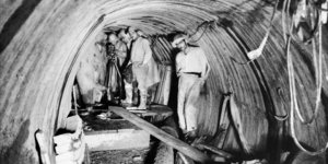 Εργασίες μηχανικών για την κατασκευή της Σήραγγας Μπογιατίου/ Φωτογραφία: Ιστορικό Αρχείο ΕΥΔΑΠ
