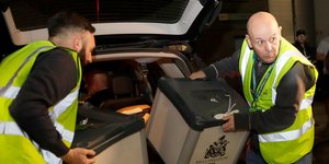 Ανδρες μεταφέρουν κάλπες