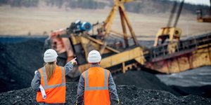 Εργαζόμενοι επιβλέπουν την μεταλλευτική διαδικασία