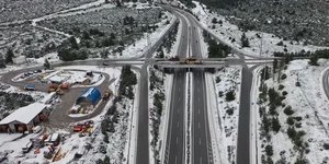 H Εθνική οδός Αθηνών-Λαμίας με χιόνια