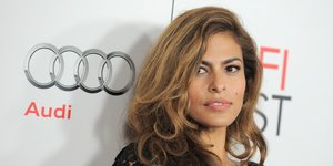 Η Εύα Μέντες ποζάρει